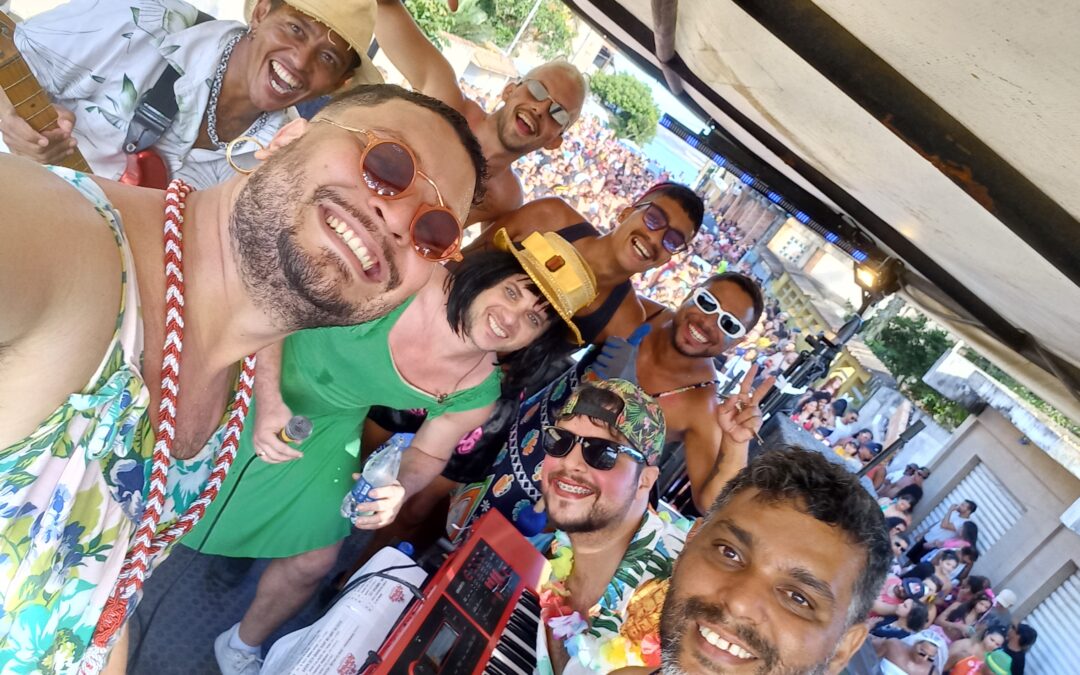 Veja fotos e vídeos do carnaval da Barra do Jucu 2023, com o Bloco Surpresa às ruas